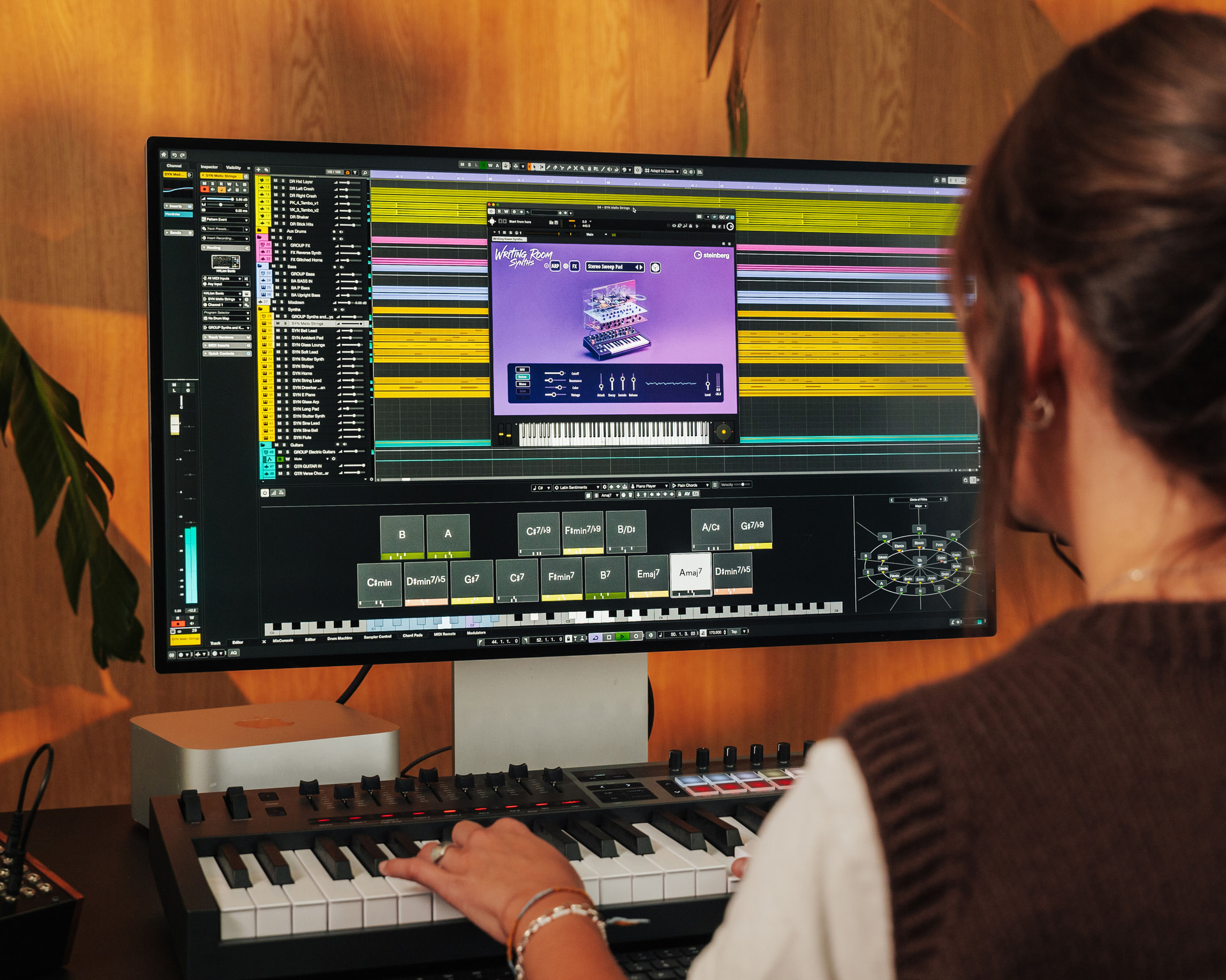 Окно проекта Cubase 15 с инструментальными дорожками и регуляторами